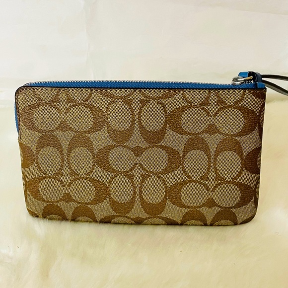 NWT Coach large corner zip wristlet in Signature Canvas - Picture 2 of 7